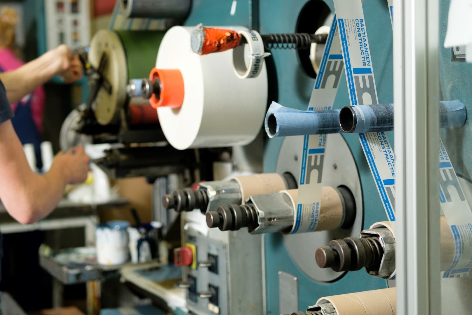 tape wordt bedrukt op drukpers voor bedrukte tape