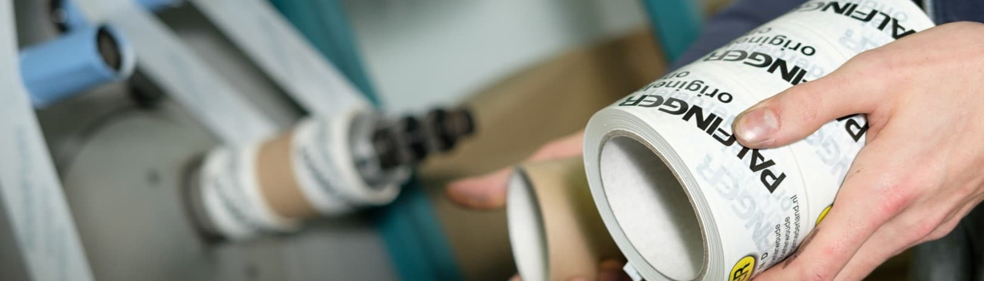 De lijmlaag, van essentieel belang bij de productie van tape